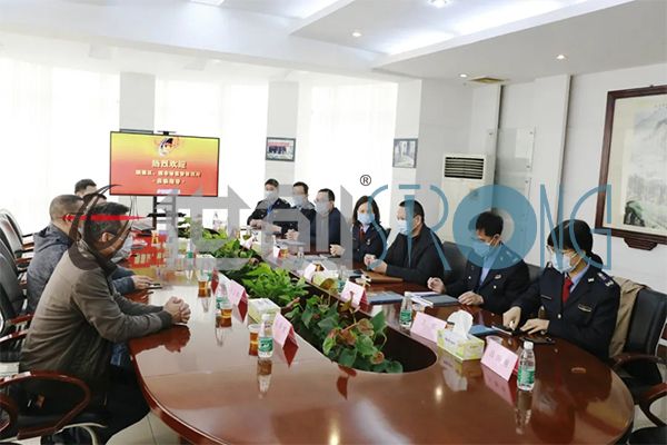 Ouyang Cuiyun, deputy director of Shunde District Market Supervision Bureau, sent anti-epidemic materials to STRONG technology and urged to protect intellectual property rights